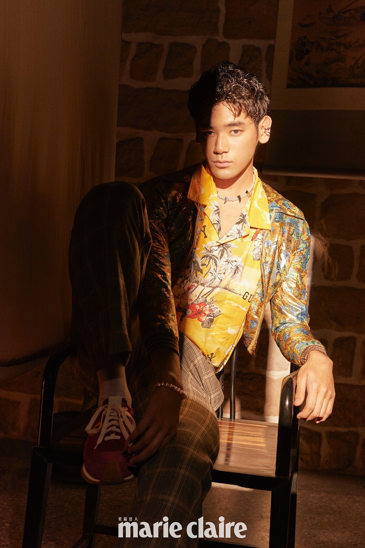 刺繡短夾克、黃色開領襯衫、格紋西裝長褲，all by Gucci；粉色運動鞋，Loewe；MIKIMOTO COMME des GAR&Ccedil;ONS聯名珍珠項鍊、珍珠手鍊、雙環珍珠耳骨夾、純銀耳骨夾，all by Mikimoto