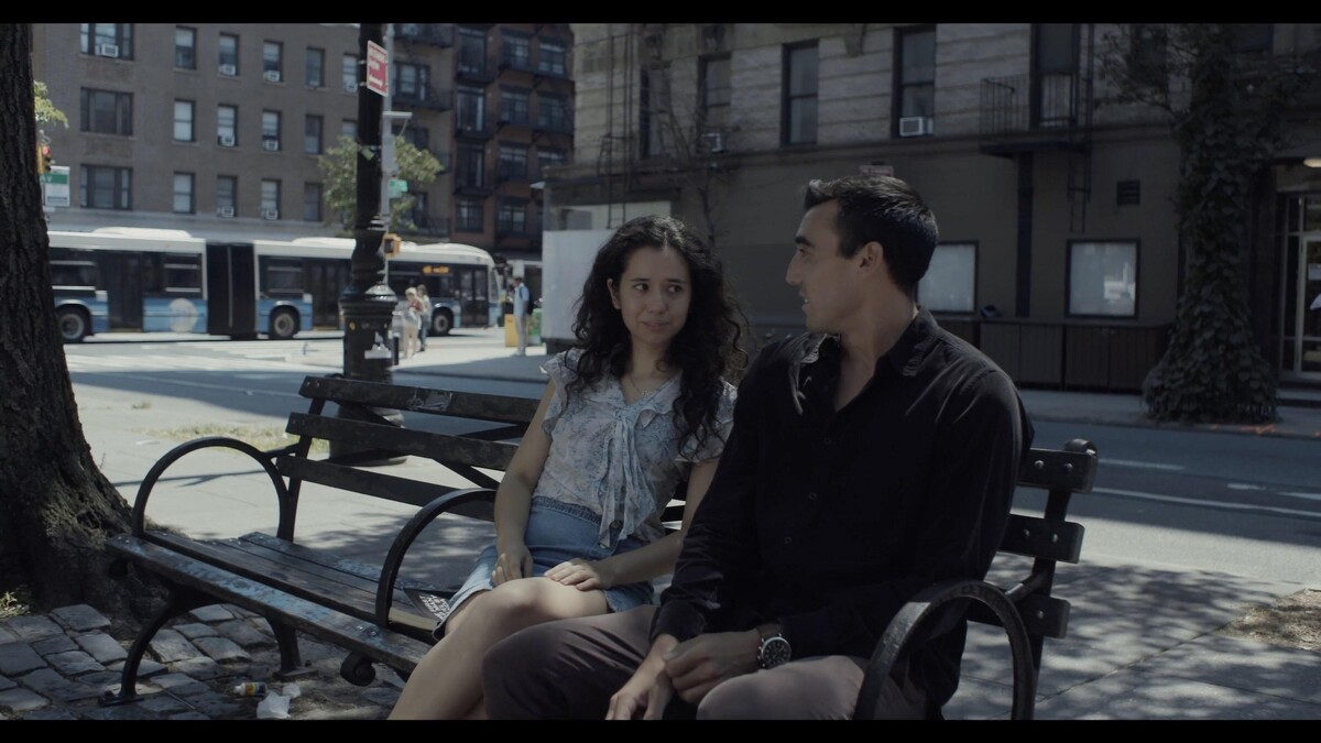 《紐約真人類》描繪大學畢業前夕，驚覺自己水逆纏身的女主角，感情、課業和友誼全部面臨危機。