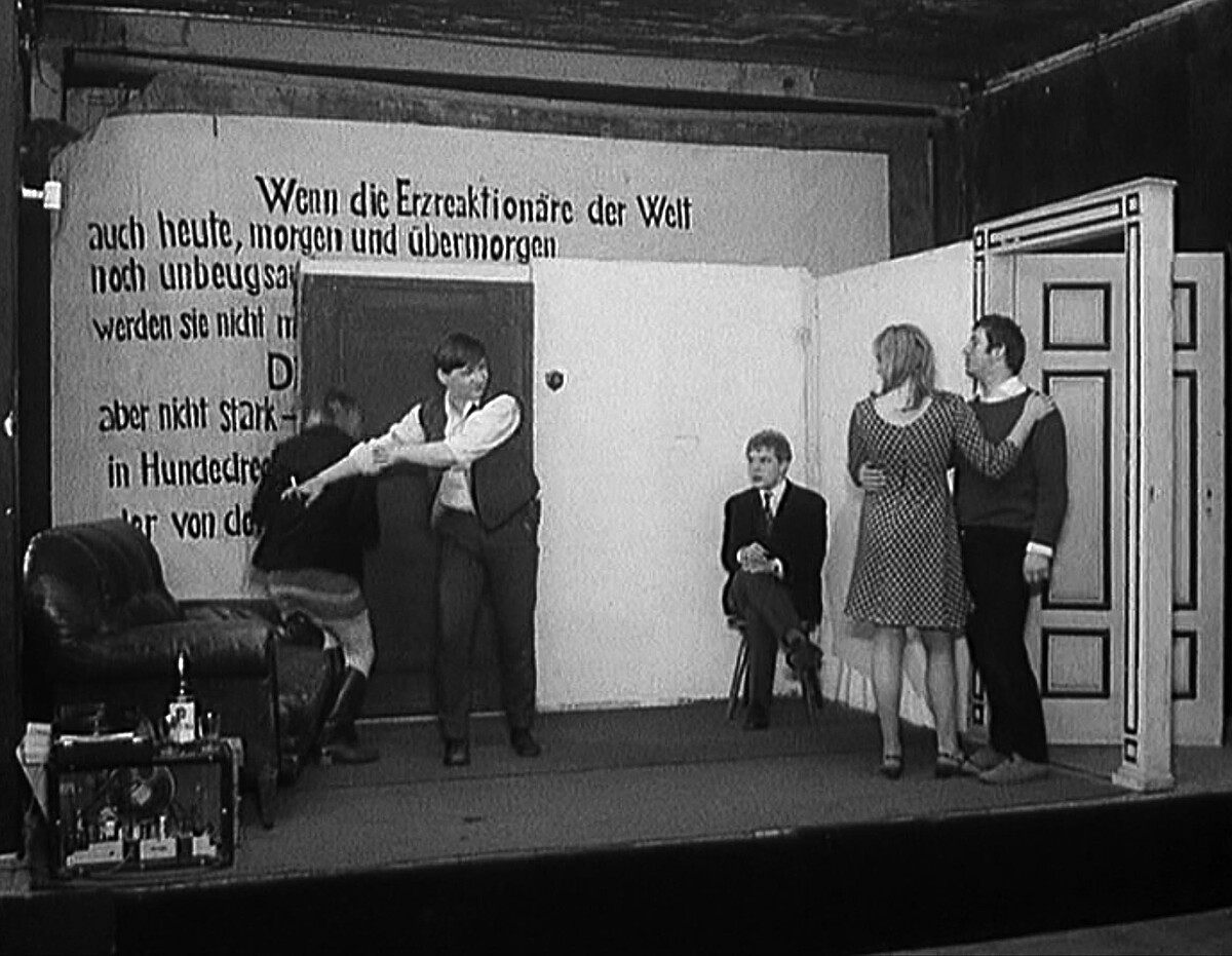 《妓女。演員。皮條客》混合紀錄、劇場、電影敘事等多種影像語言