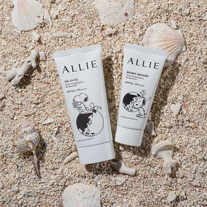 2022年ALLIE與PEANUTS合作把防曬變得可愛，推出兩款人氣防曬聯名設計款。