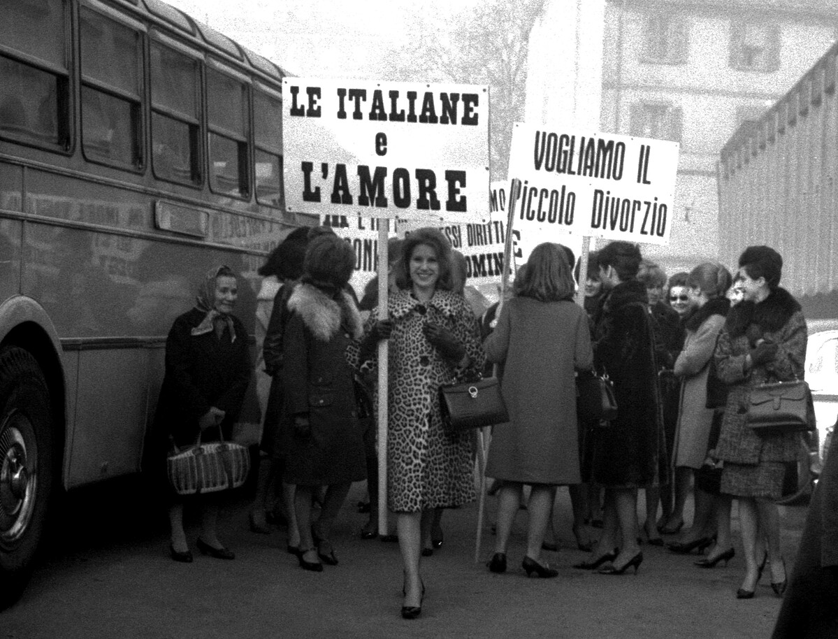 1962,米蘭,為紀錄片《Latin Lovers》宣傳發起的女性街頭運動。 Giancolombo 私人收藏。