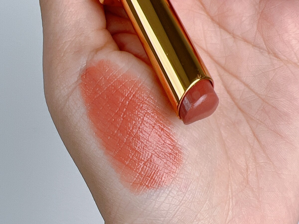 香奈兒超炫耀精萃唇膏質地柔滑，一抹即展現光澤感。
