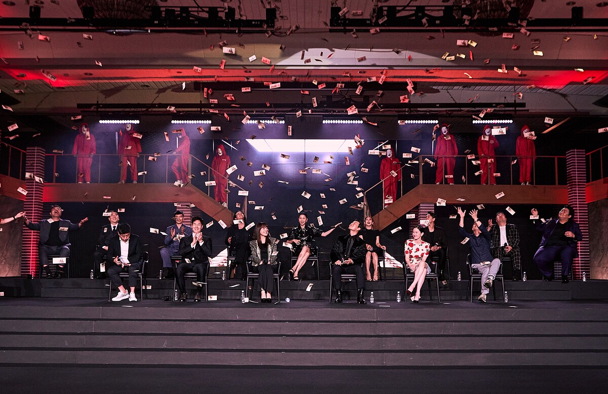 《紙房子：韓國篇》記者會上鈔票從天而降