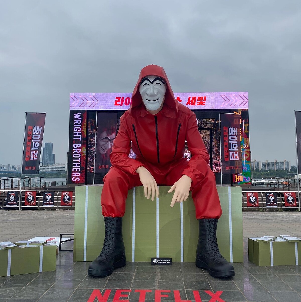 《紙房子：韓國篇》巨型強盜團人形