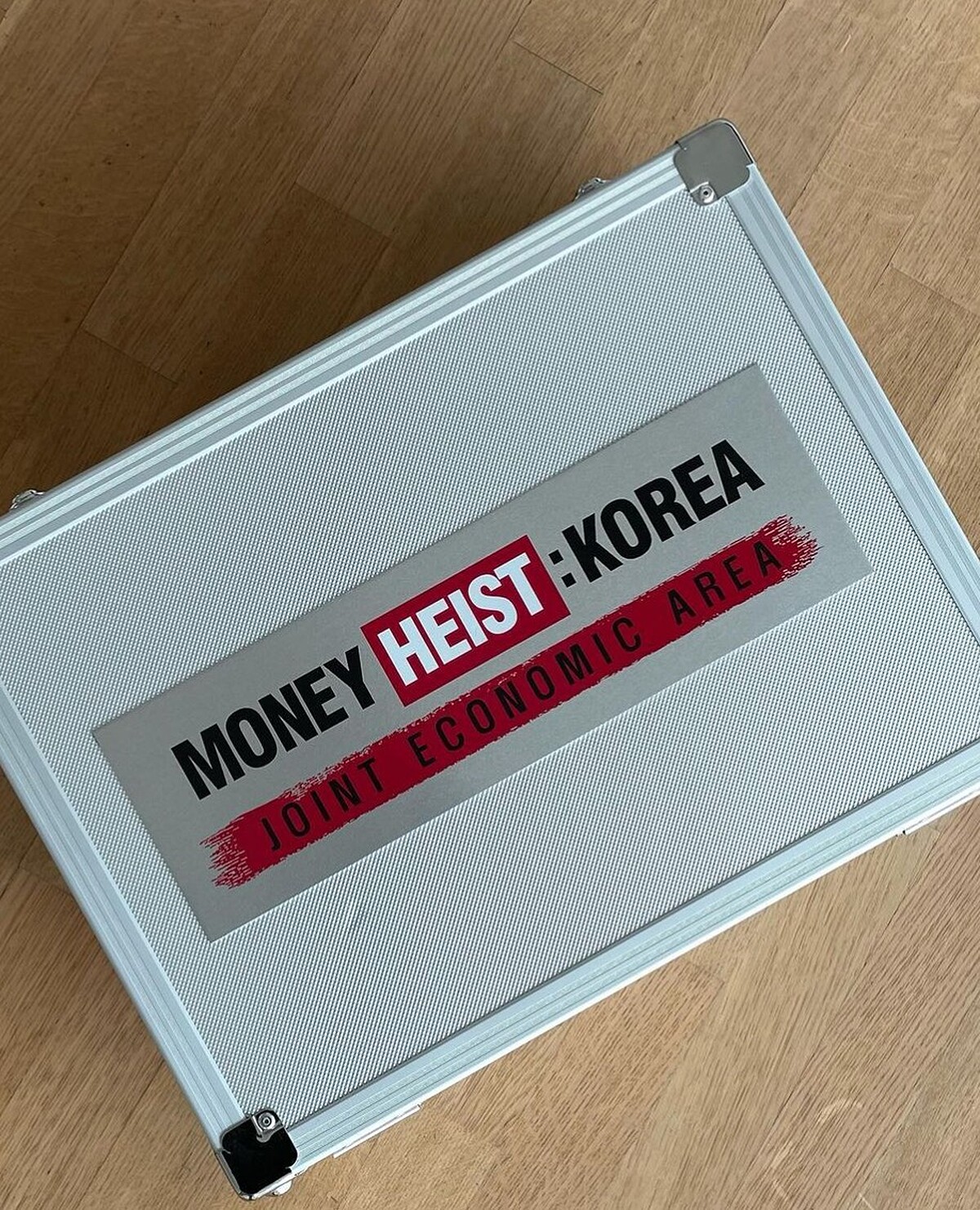 《紙房子：韓國篇》周邊非賣鐵箱