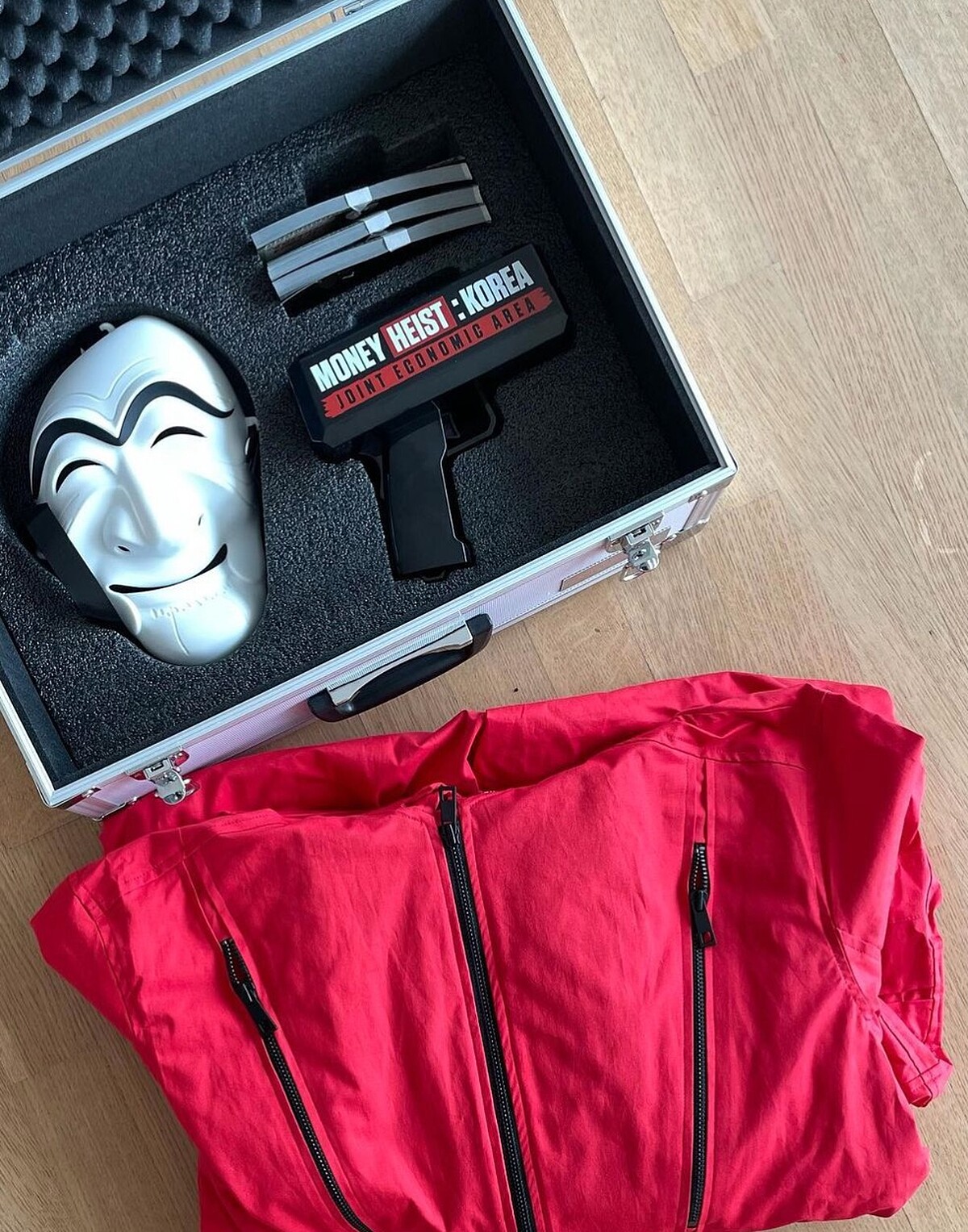 《紙房子：韓國篇》周邊非賣面具套裝&鈔票槍