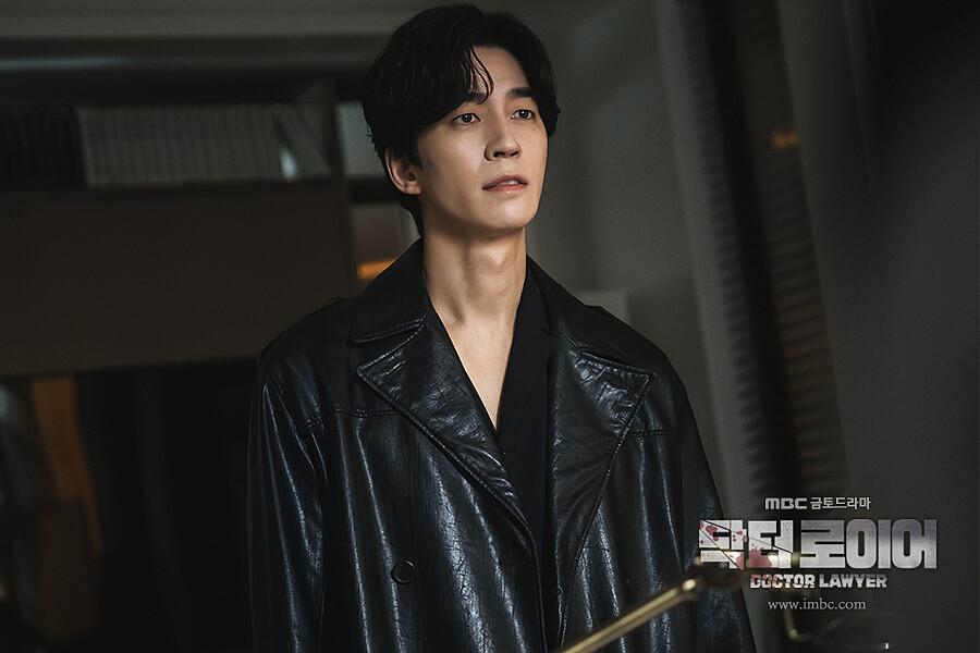 申成祿飾演投資公司代表