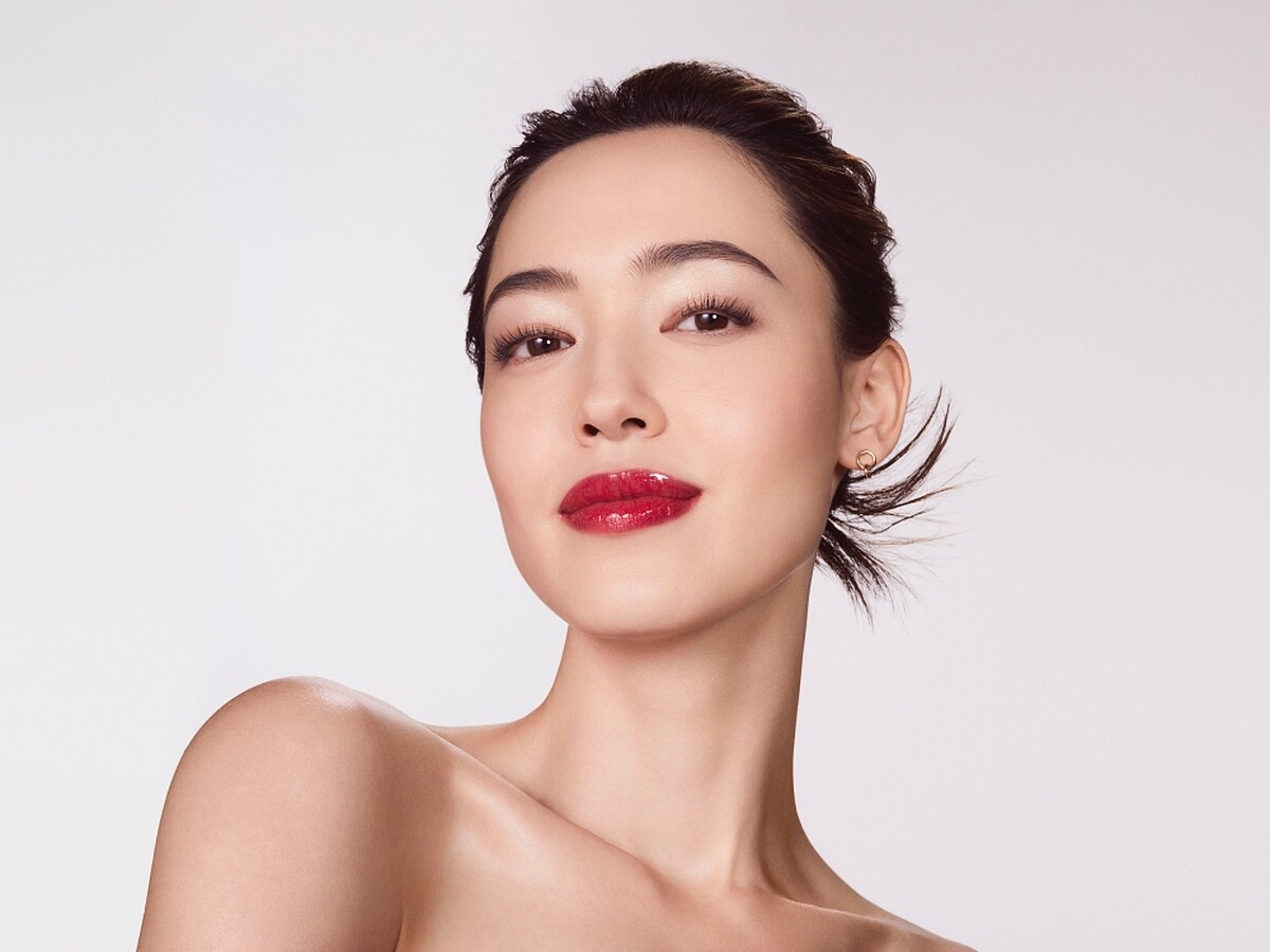 克蘭詩2022全新彈潤植萃美唇油Model主視覺(03艷紅櫻桃)。