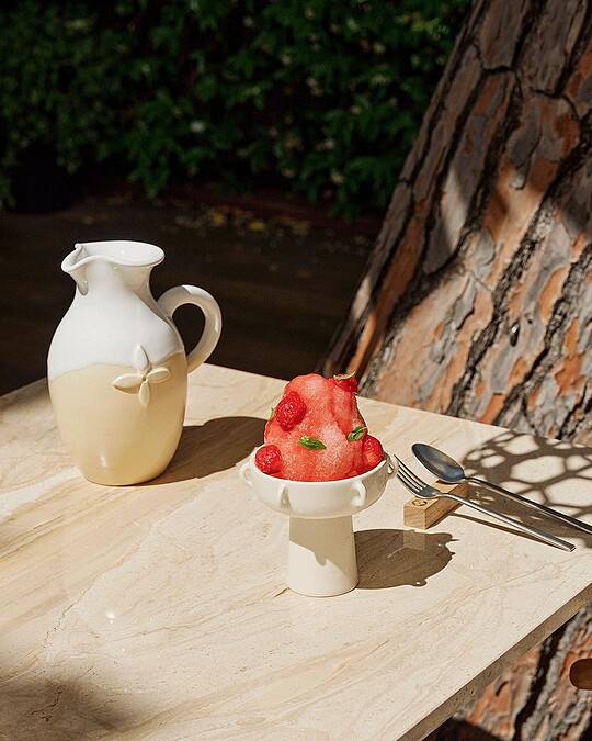 部分餐點盛裝的容器上印有經典圖案。