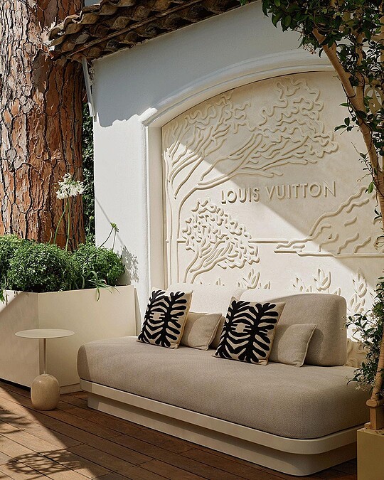 家具則選用搭配了重新設計過的 Objets Nomades 系列具。