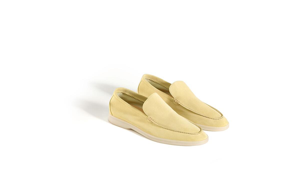 麂皮樂福鞋，NT26,300。