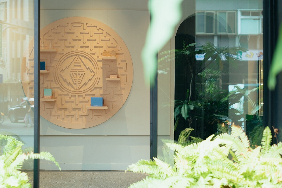 放大版的人孔蓋杯墊在一入口就能看見。