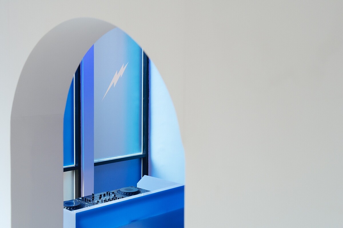 二樓，大量運用「台電風」霓虹色彩妝點貳房苑空間。