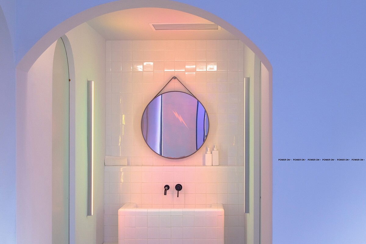 空間呈現迷幻霓虹光感。