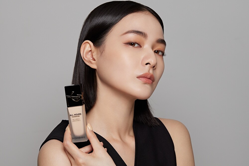 YSL 2022年恆久完美無瑕持妝粉底SPF39/PA+++模特兒妝感示範。