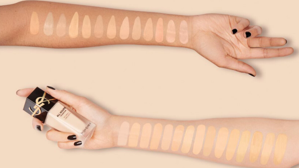 YSL 2022年恆久完美無瑕持妝粉底SPF39/PA+++手部試色圖。