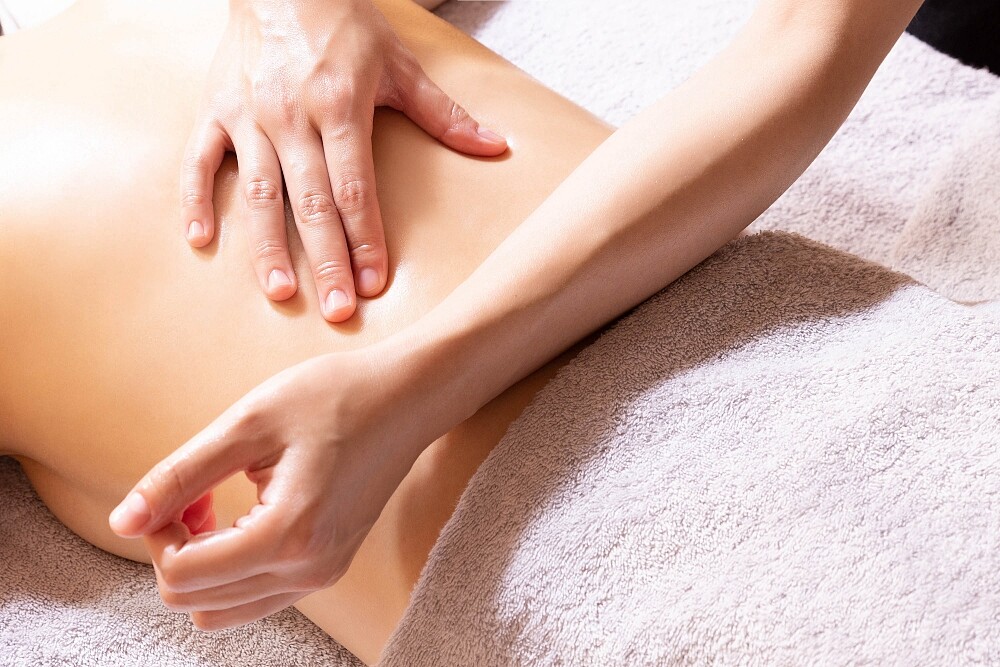 Spa L'OCCITANE美妍美體中心背部按摩。