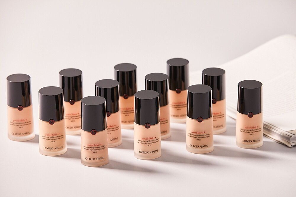 亞曼尼超持妝絲絨水慕斯粉底12色。