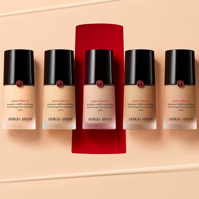 Giorgio Armani超持妝絲絨水慕斯粉底形象圖。