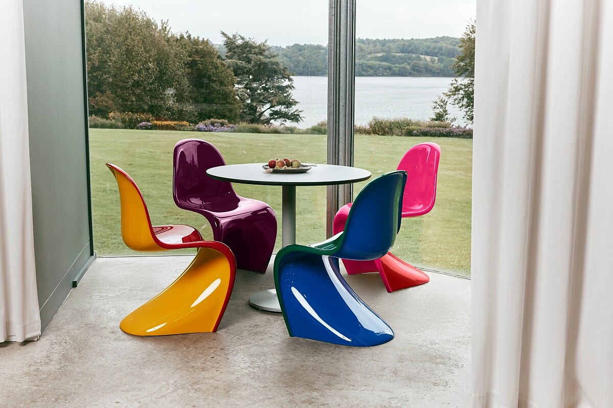 有完美曲線的設計單椅《FVitra-Panton Chair》。