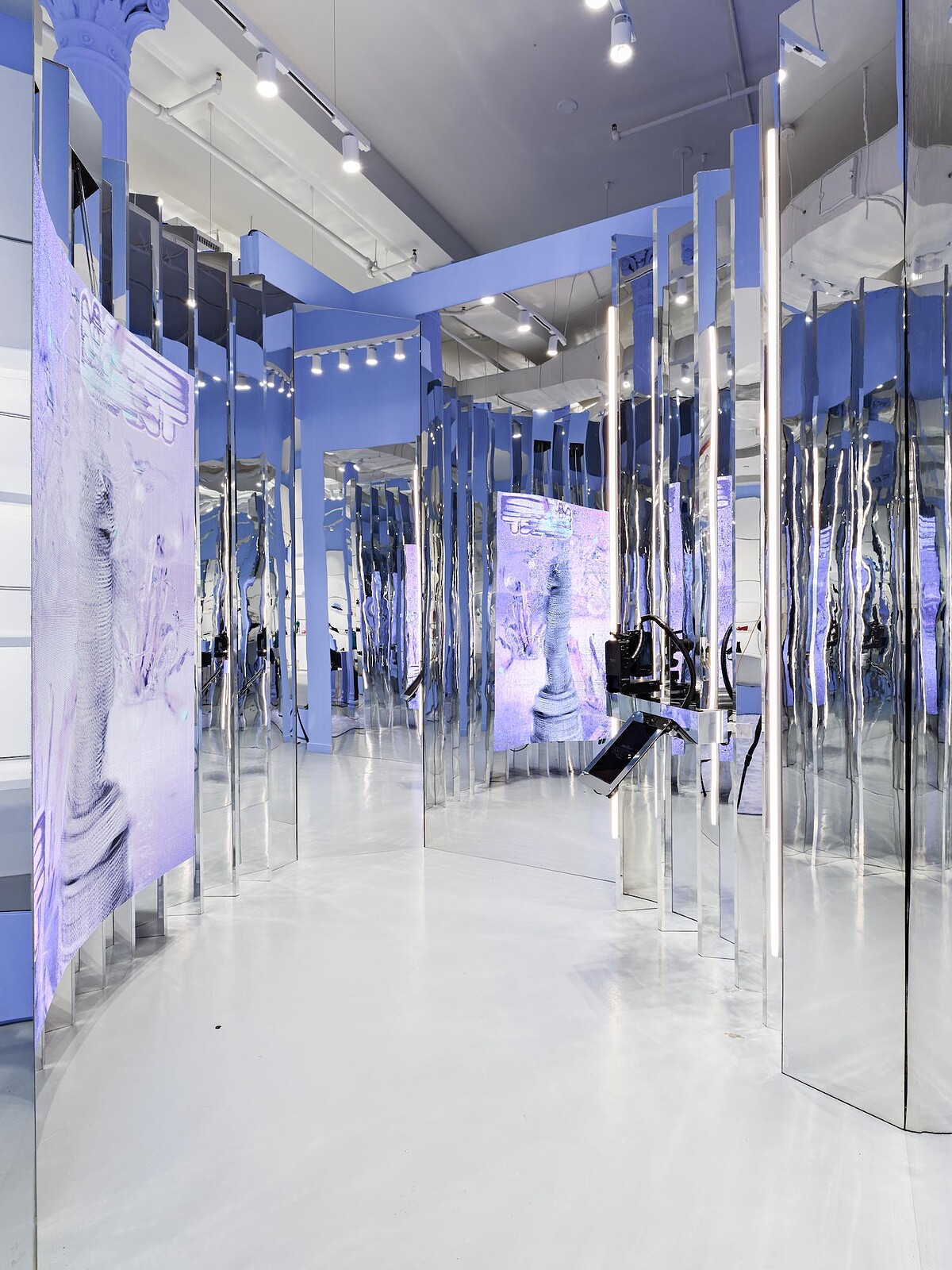 店內另一互動裝置還有這裡！利用鏡子堆疊出多重感官體驗的空間，到訪者可以與Shxpir創作合影。