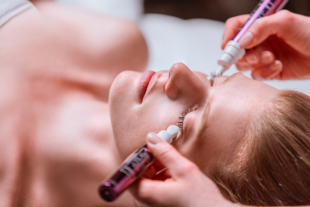 Sisley黑玫瑰亮眼水凝精露x冰肌亮眼按摩儀式。