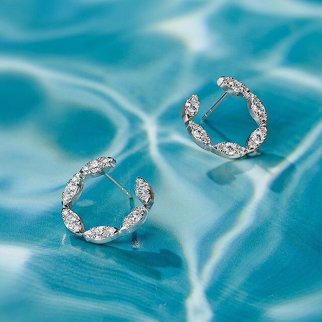 Aerial系列Marquis Wrap白K金鑽石耳環。