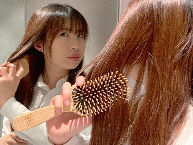 日常定期清潔可以讓梳子使用期限更長久。