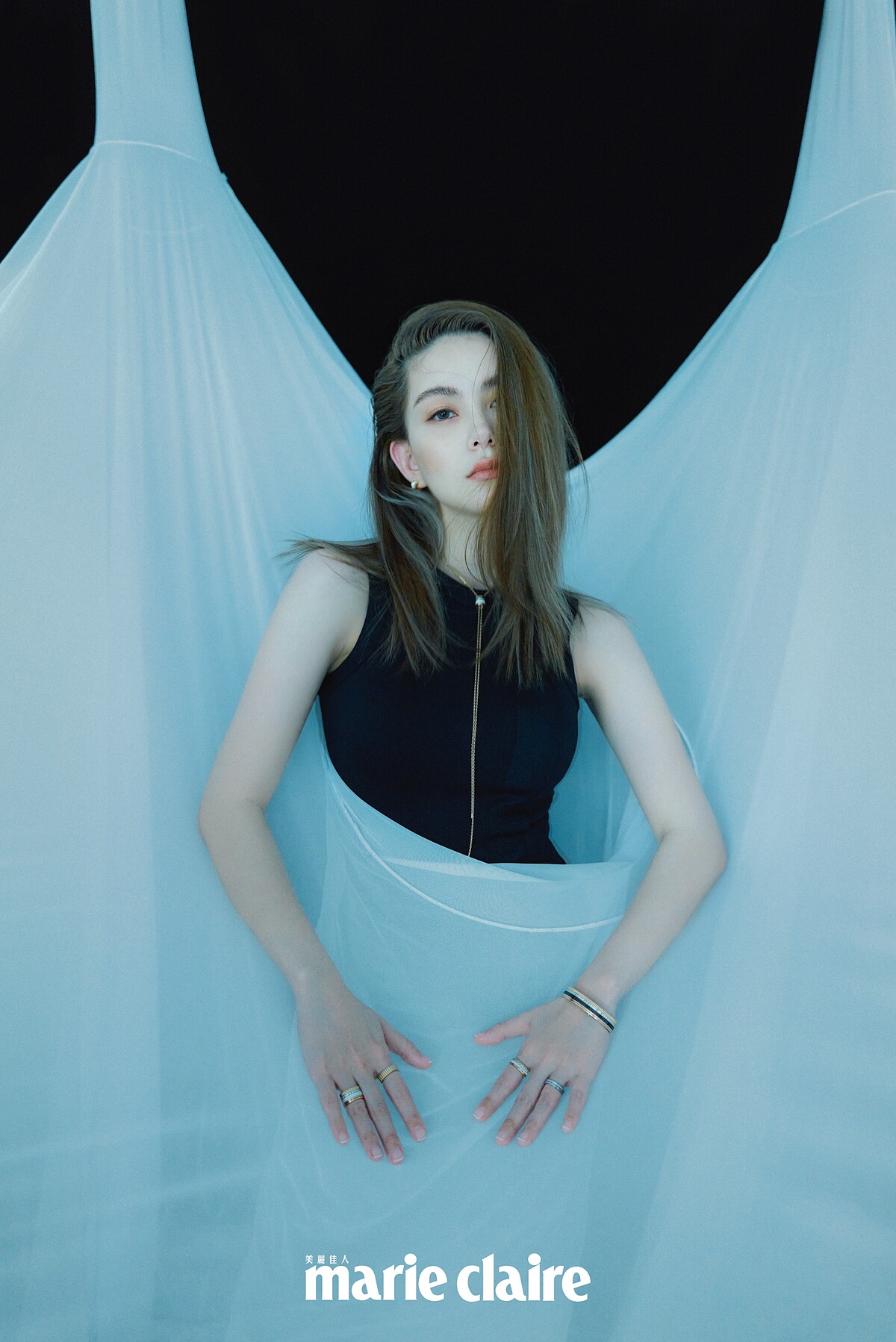 黑色連身洋裝，Loewe；Boucheron Quatre 系列耳環、Boucheron Quatre 系列項鍊、Boucheron Quatre 系列手環、Boucheron Quatre 系列戒指，all by Boucheron。