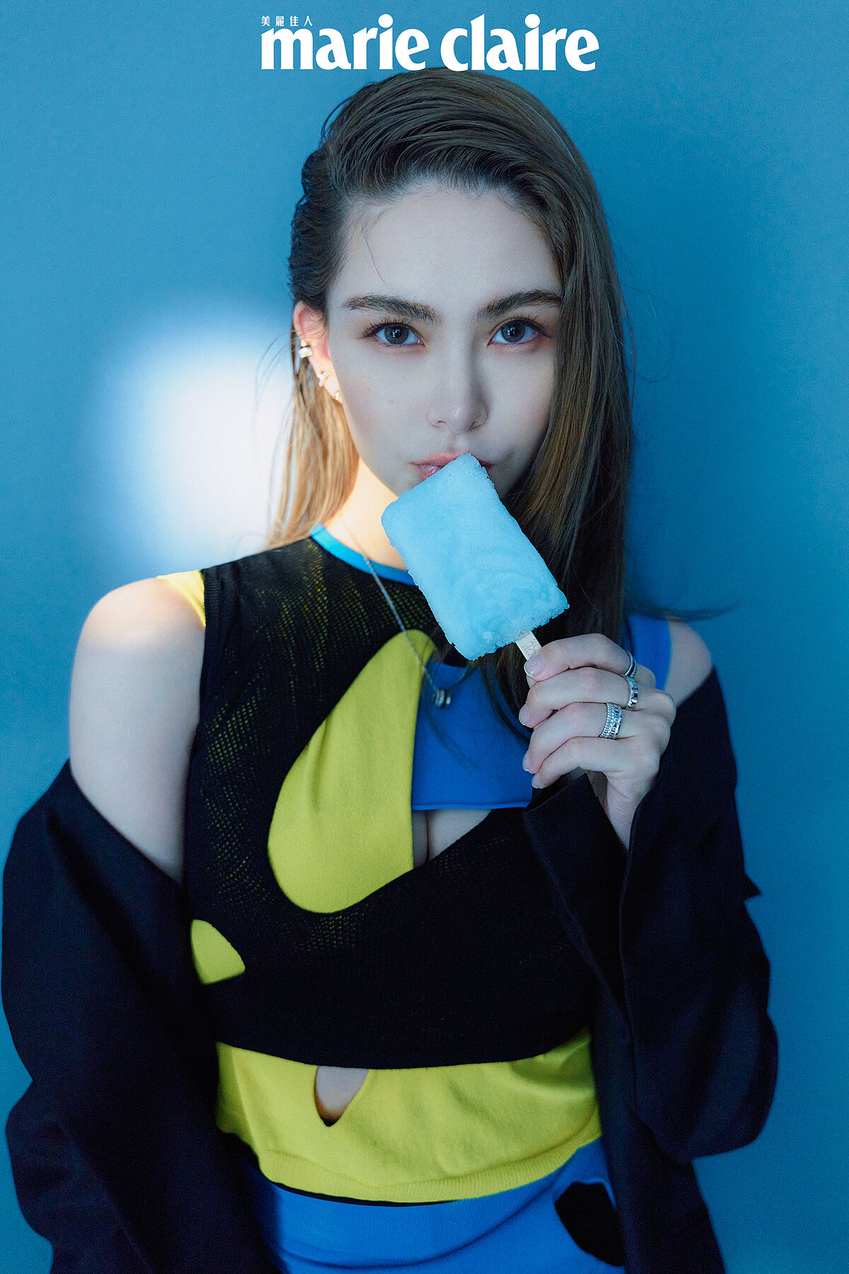 黑色西裝外套、拼布鏤空上衣、拼布鏤空緊身褲，all by Loewe；Boucheron Quatre 系列耳環、Boucheron Quatre 系列項鍊、Boucheron Quatre 系列戒指，all by Boucheron。