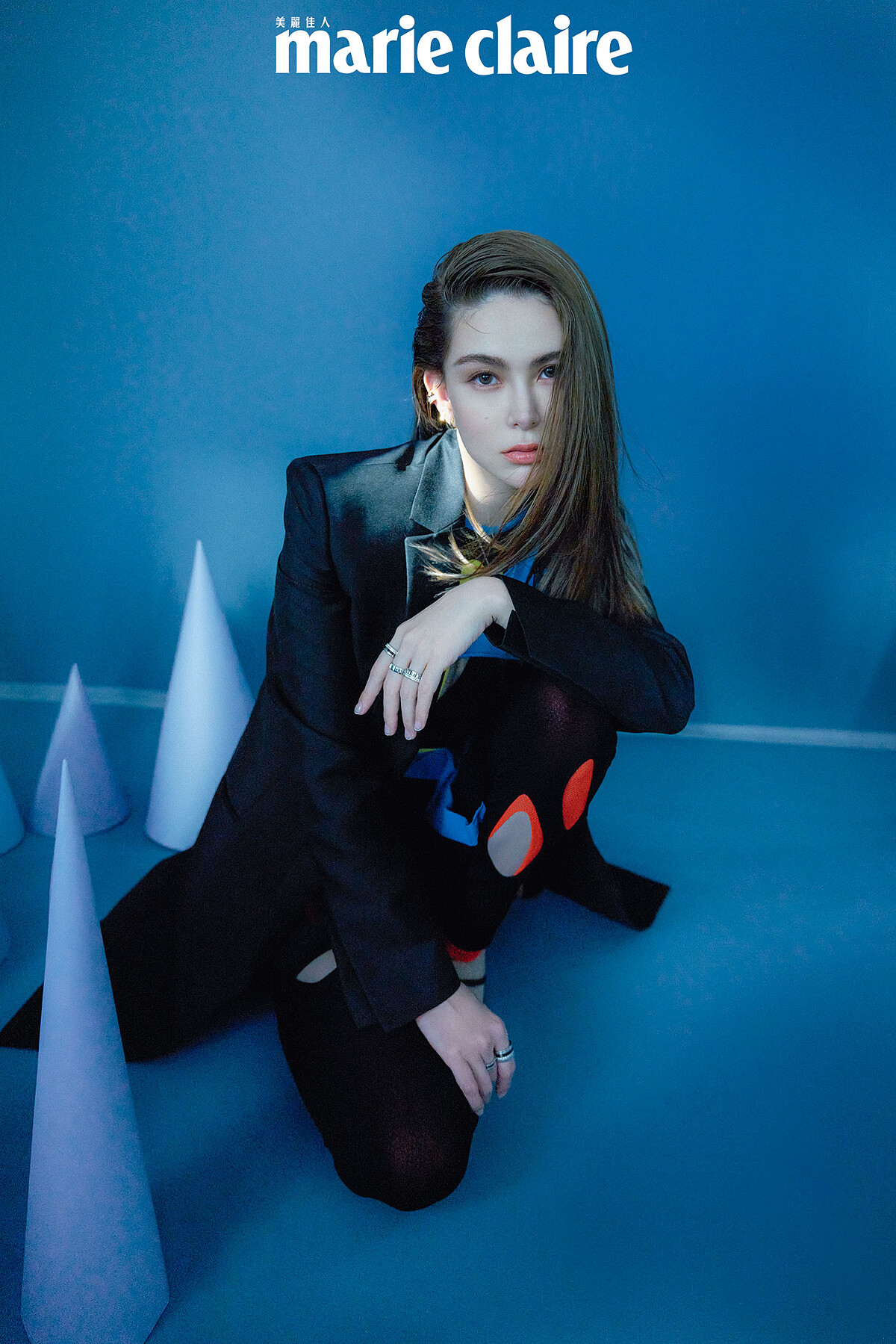 黑色西裝外套、拼布鏤空上衣、拼布鏤空緊身褲、黑色高跟鞋，all by Loewe；Boucheron Quatre 系列耳環、Boucheron Quatre 系列項鍊、Boucheron Quatre 系列戒指，all by Boucheron。