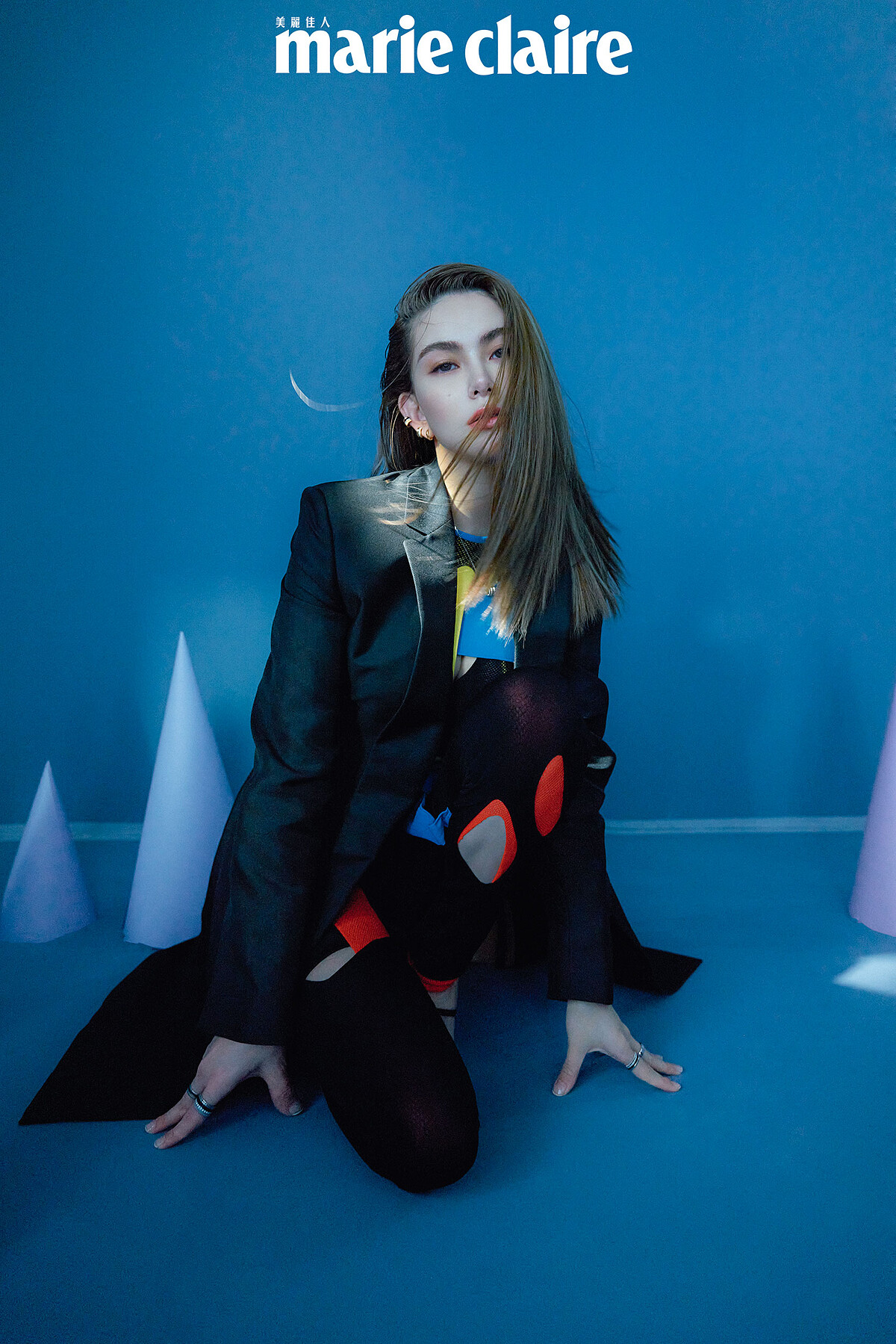 黑色西裝外套、拼布鏤空上衣、拼布鏤空緊身褲、黑色高跟鞋，all by Loewe；Boucheron Quatre 系列耳環、Boucheron Quatre 系列項鍊、Boucheron Quatre 系列戒指，all by Boucheron。