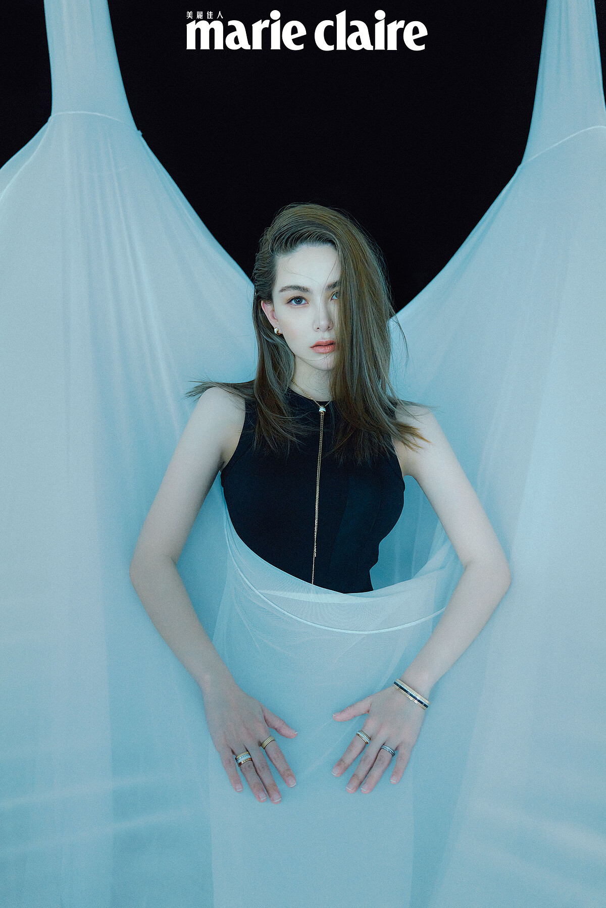 黑色連身洋裝，Loewe；Boucheron Quatre 系列耳環、Boucheron Quatre 系列項鍊、Boucheron Quatre 系列手環、Boucheron Quatre 系列戒指，all by Boucheron。