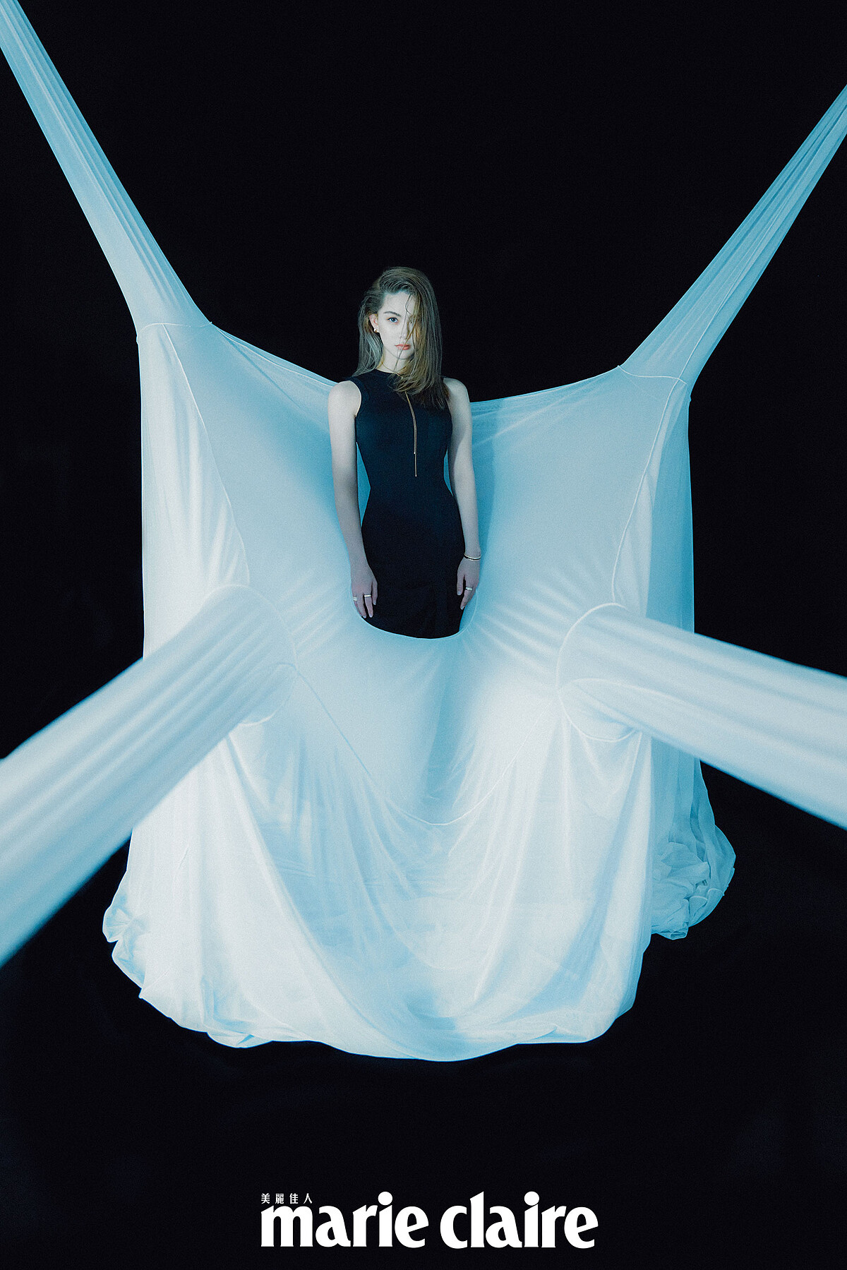 黑色連身洋裝，Loewe；Boucheron Quatre 系列耳環、Boucheron Quatre 系列項鍊、Boucheron Quatre 系列手環、Boucheron Quatre 系列戒指，all by Boucheron。