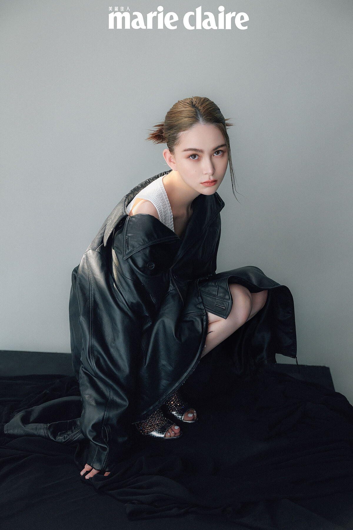 黑色皮衣、黑色皮裙，both by Balenciaga；白色針織背心，Miu Miu；銀色網狀高跟鞋，Ren&eacute; Caovilla。