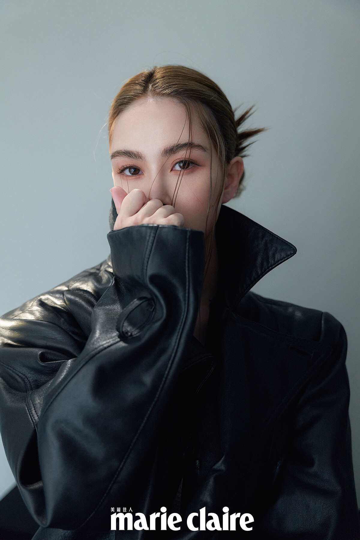 黑色皮衣，Balenciaga。