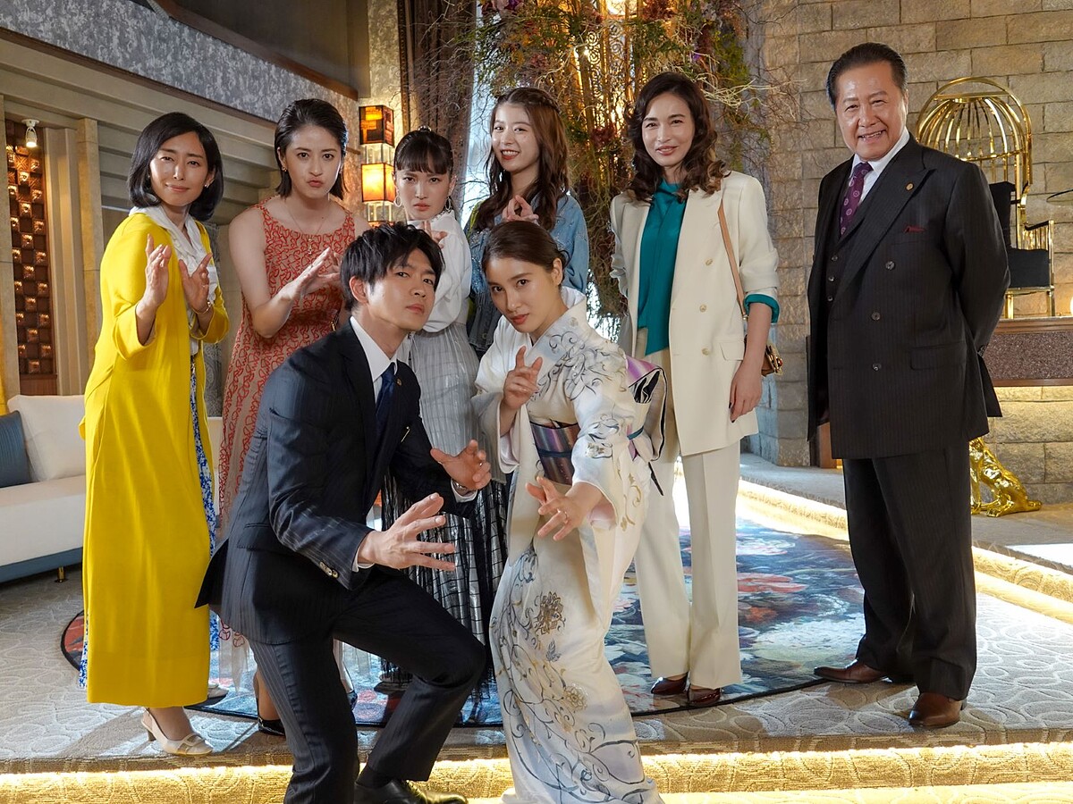 松下洸平 土屋太鳳主演的《麻煩一族》大結局合照