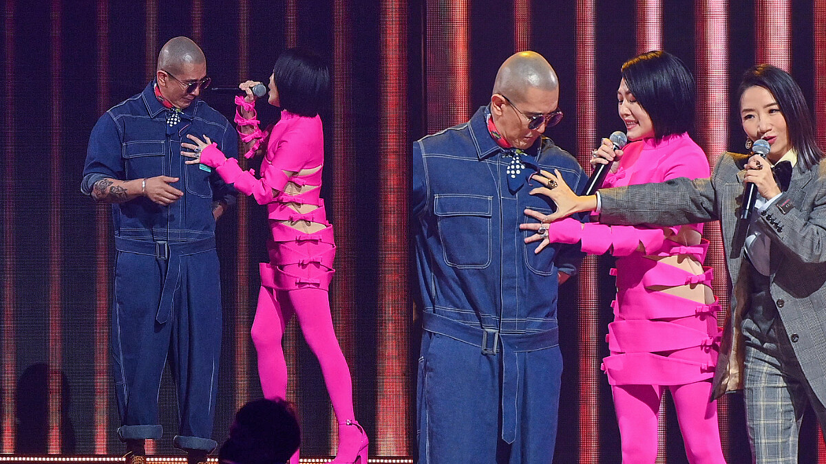 小S和具俊曄金曲驚喜合體！大膽抓胸肌，姐夫中文自嘲：「大家好，我是光頭，這是我的小姨子。」