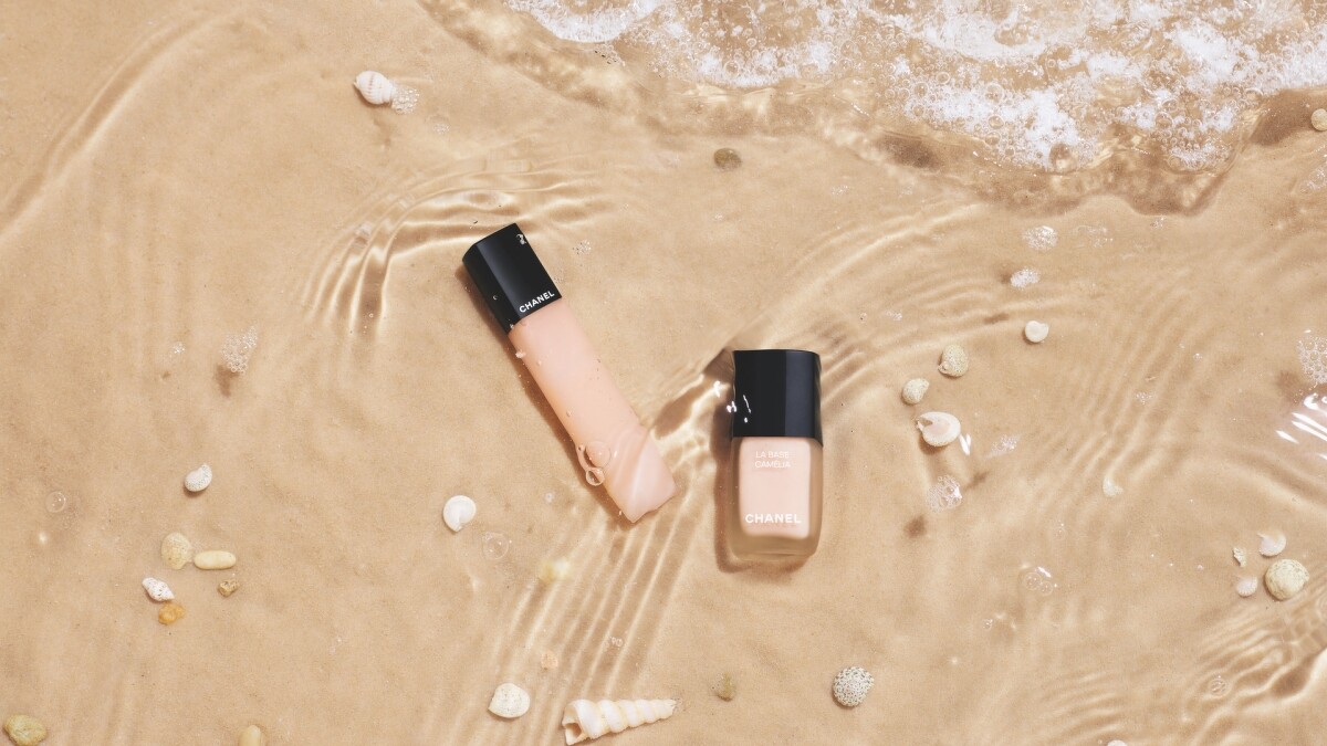 CHANEL香奈兒海灘假期手部護理系列-兒山茶花指緣修護精華與山茶花基底護甲油。