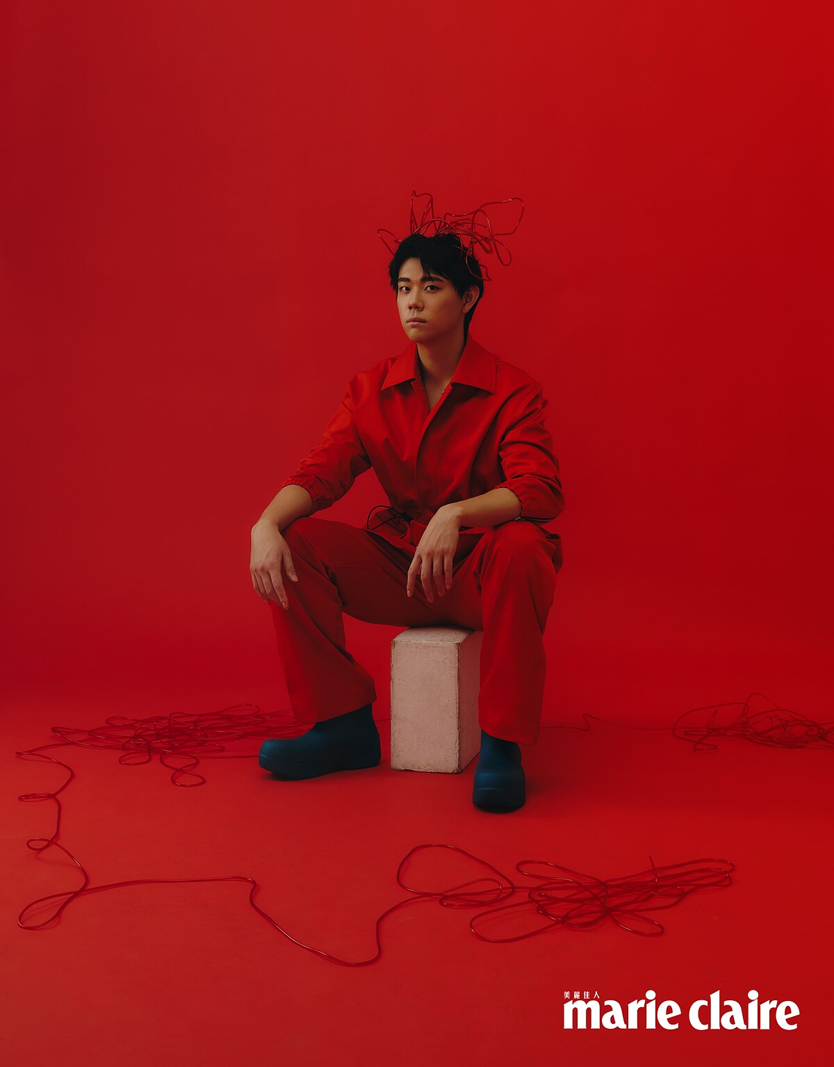 紅色抽繩外套、工裝長褲、湖水藍色橡膠短靴,all by Bottega Veneta。