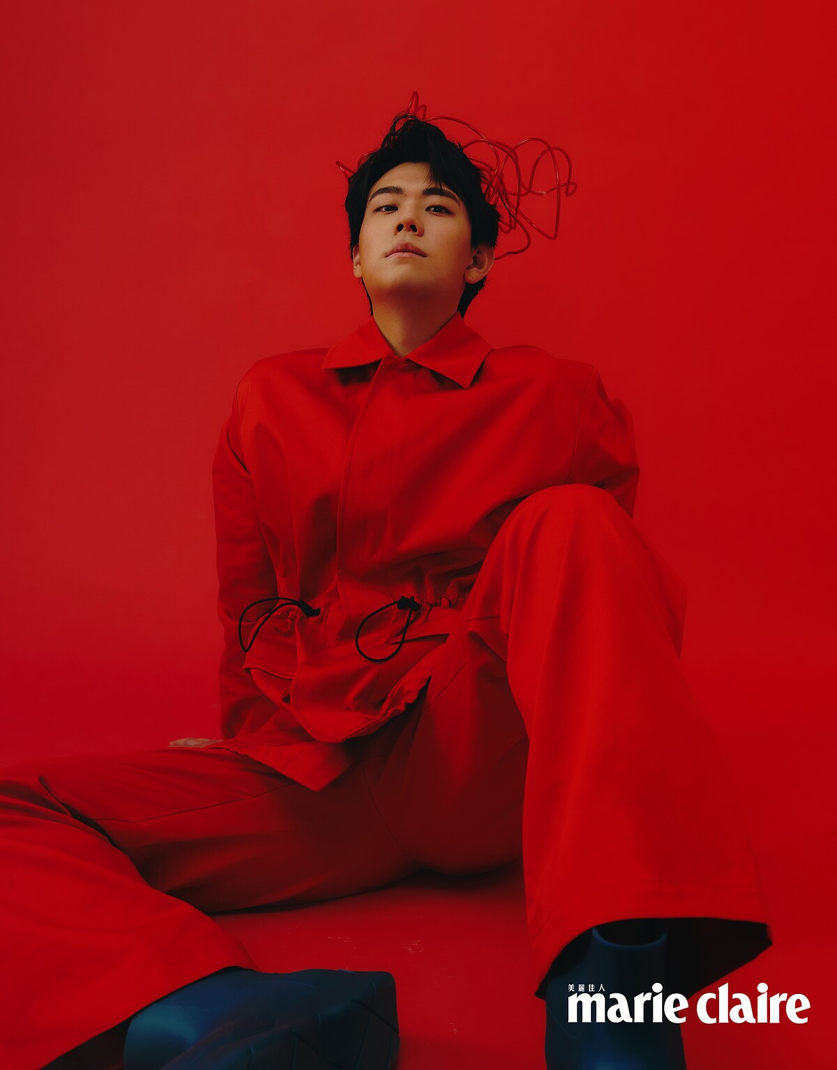 紅色抽繩外套、工裝長褲、湖水藍色橡膠短靴,all by Bottega Veneta。