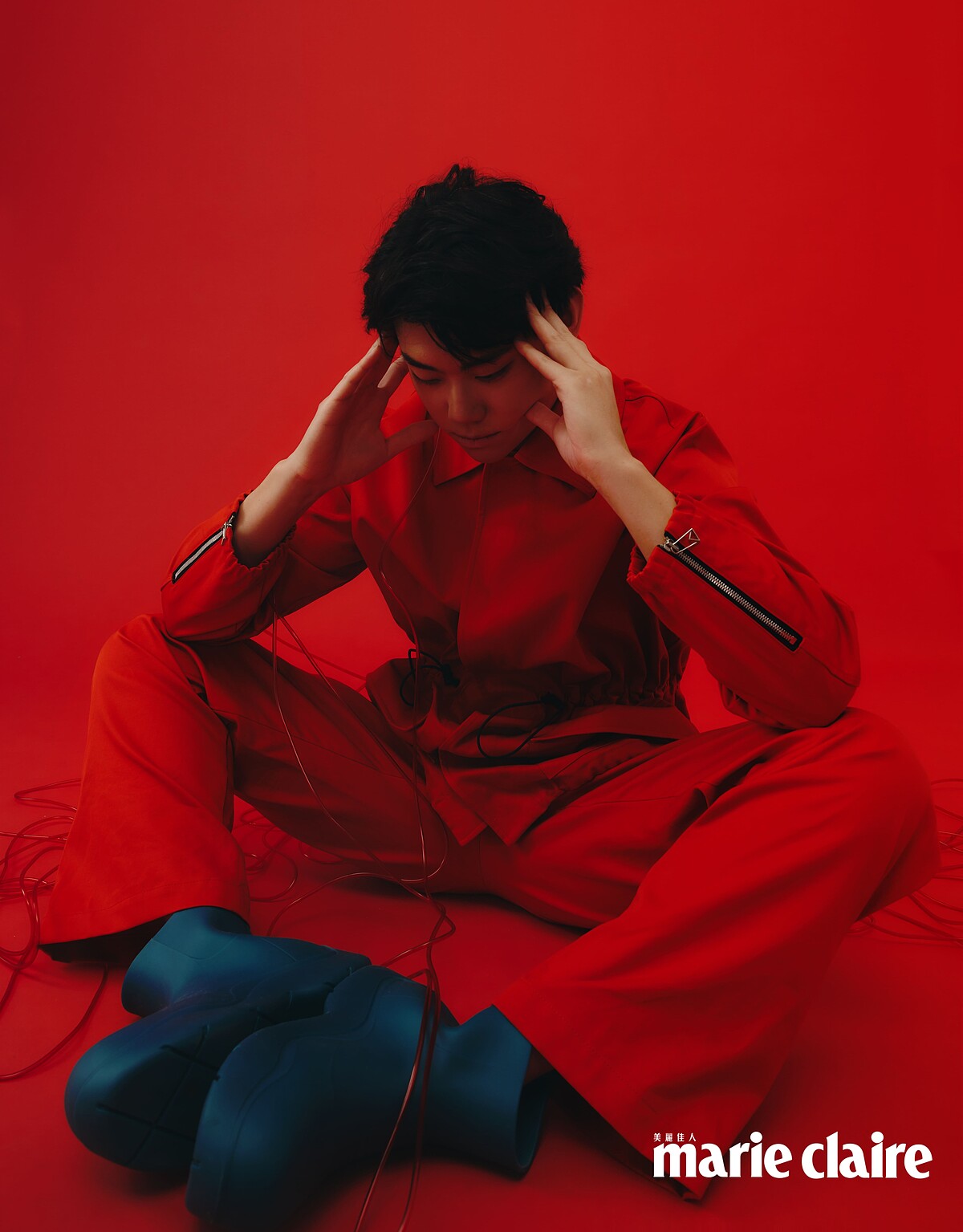 紅色抽繩外套、工裝長褲、湖水藍色橡膠短靴,all by Bottega Veneta。