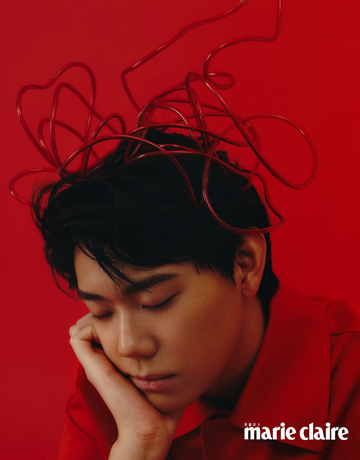 紅色抽繩外套、工裝長褲、湖水藍色橡膠短靴,all by Bottega Veneta。