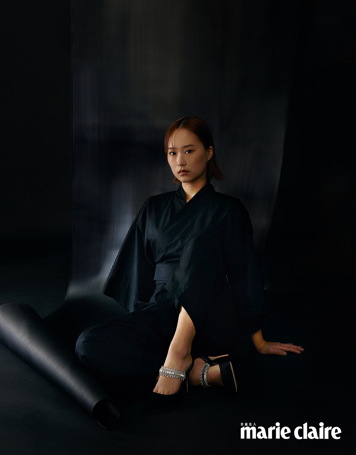 黑色短版上衣、長褲,agnes b.;黑色鑽飾高跟涼鞋,Manolo Blahnik。