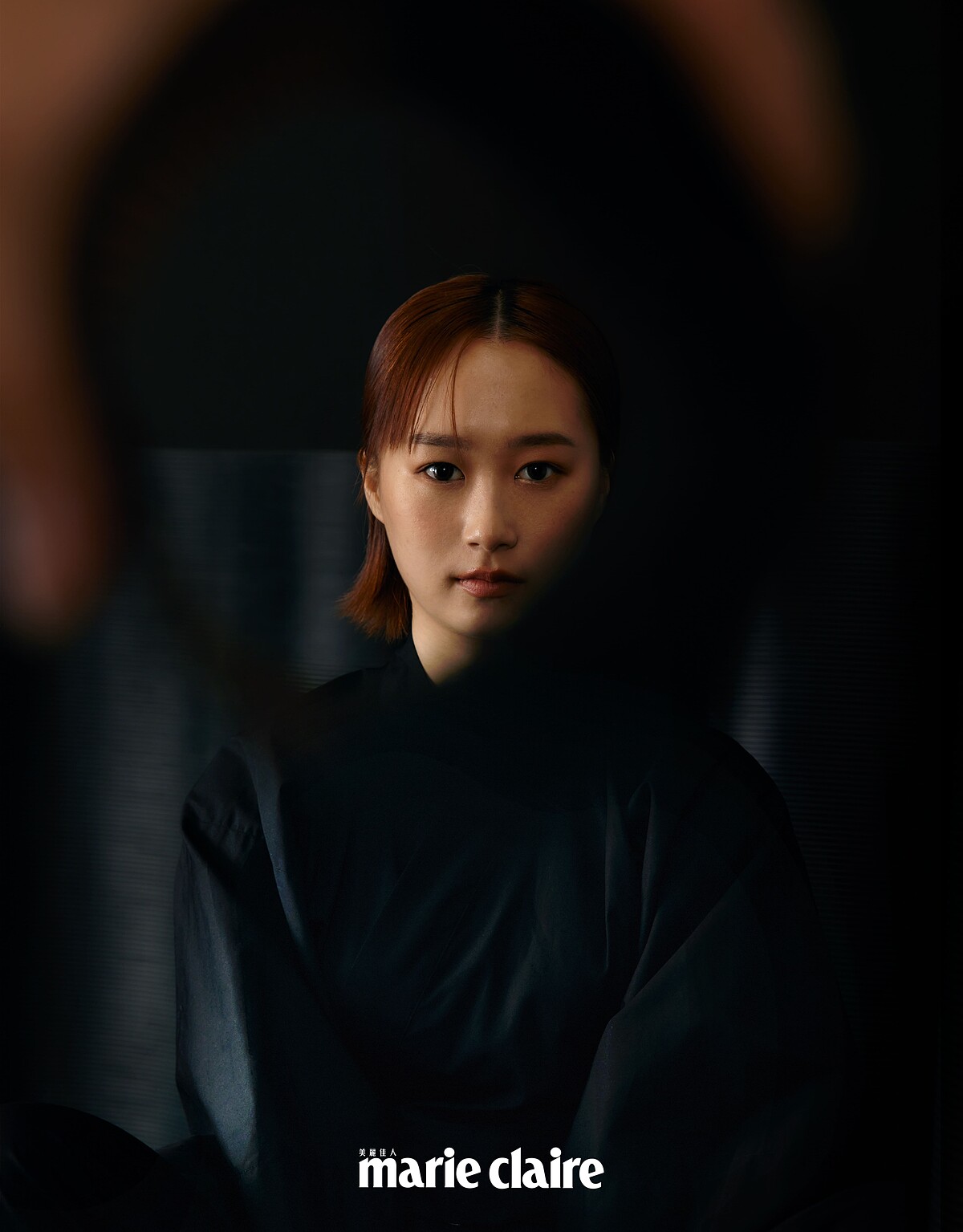 黑色短版上衣、長褲,agnes b.;黑色鑽飾高跟涼鞋,Manolo Blahnik。