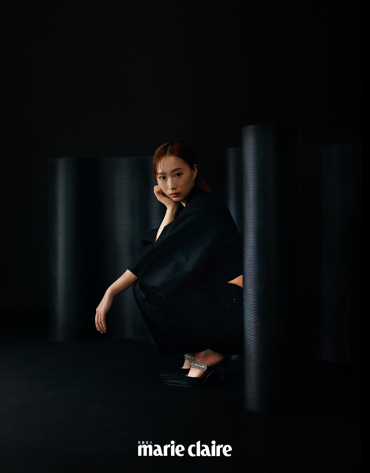 黑色短版上衣、長褲,agnes b.;黑色鑽飾高跟涼鞋,Manolo Blahnik。