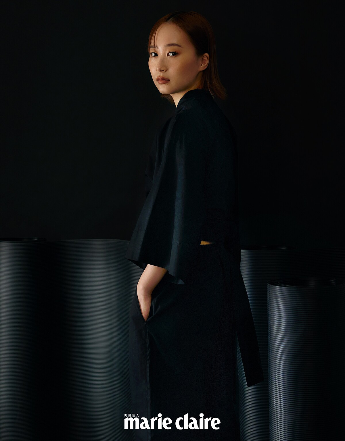 黑色短版上衣、長褲,agnes b.;黑色鑽飾高跟涼鞋,Manolo Blahnik。