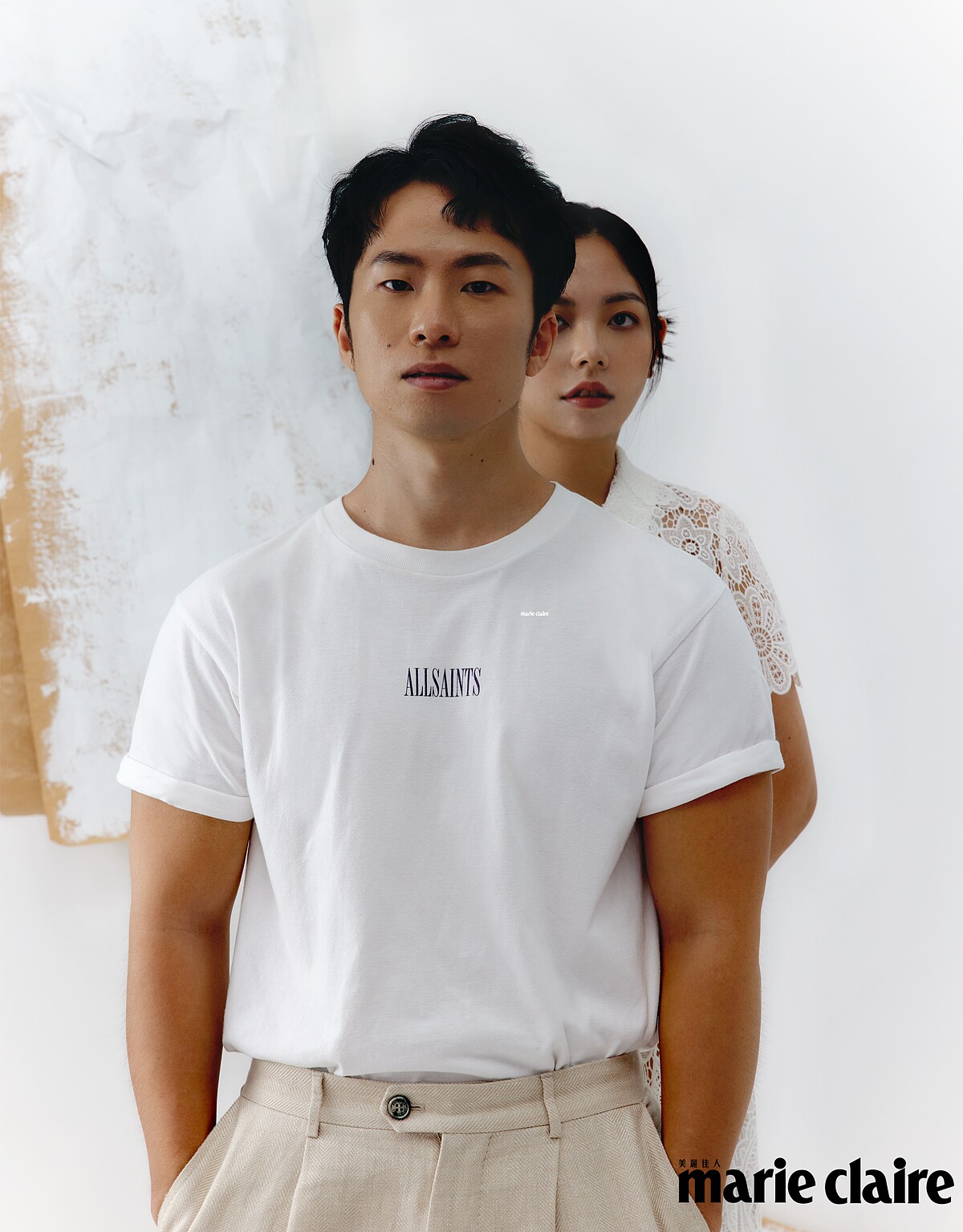 白色T恤，AllSaints；米色西裝褲，Brunello Cucinelli。；白色蕾絲洋裝，Self-Portrait。