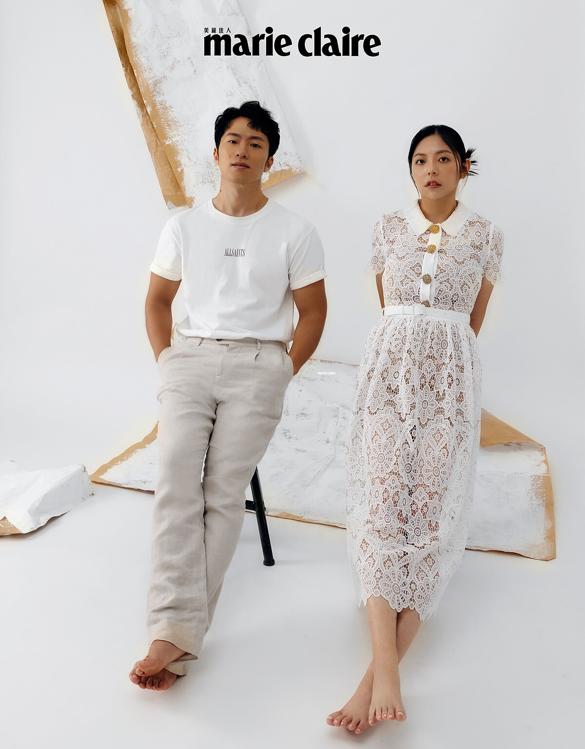 白色T恤，AllSaints；米色西裝褲，Brunello Cucinelli。；白色蕾絲洋裝，Self-Portrait。