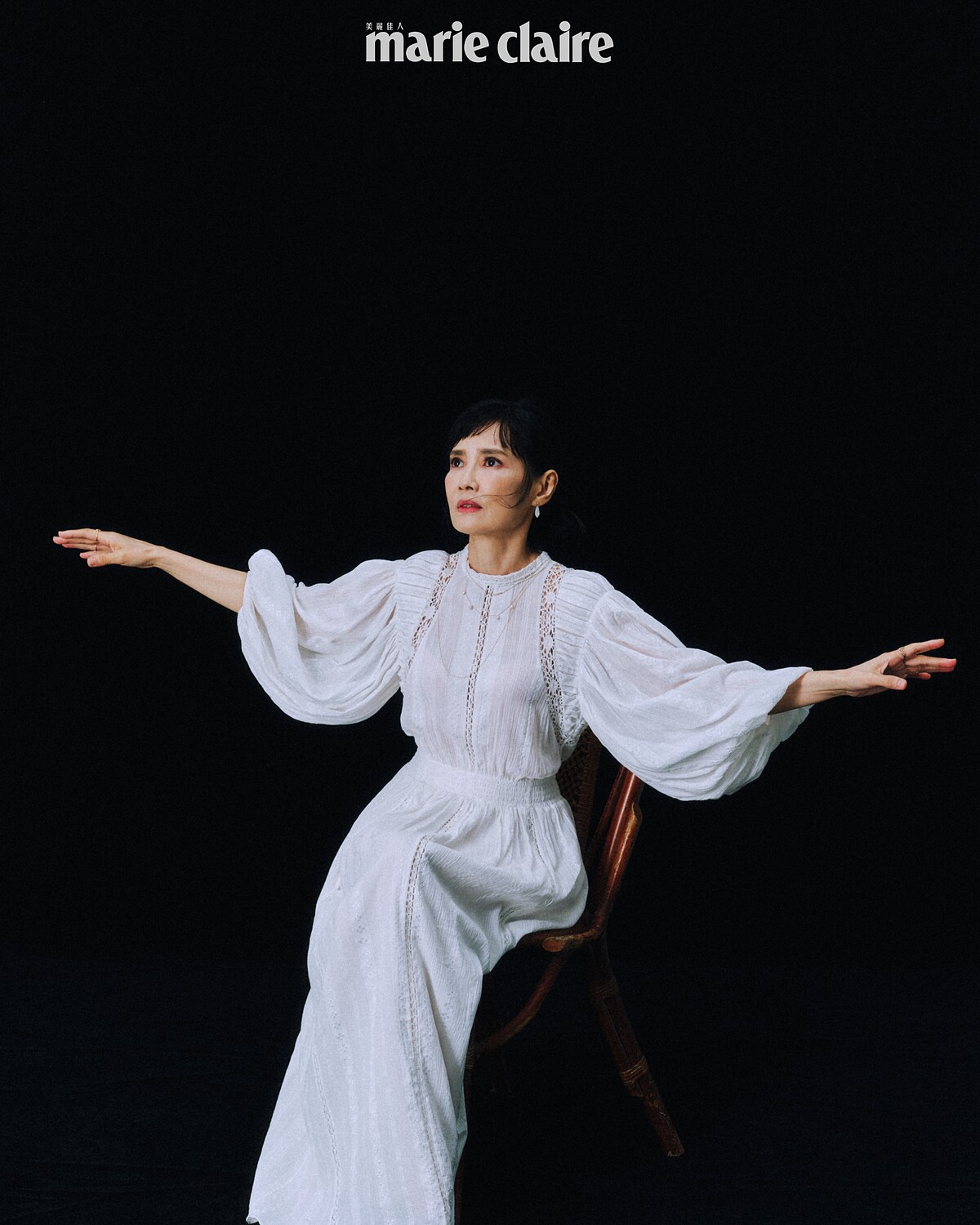 白色蕾絲洋裝，Isabel Marant；寶石耳環、珍珠項鍊、金屬項鍊、寶石項鍊、金屬戒指、鏤空戒指，all by agete。